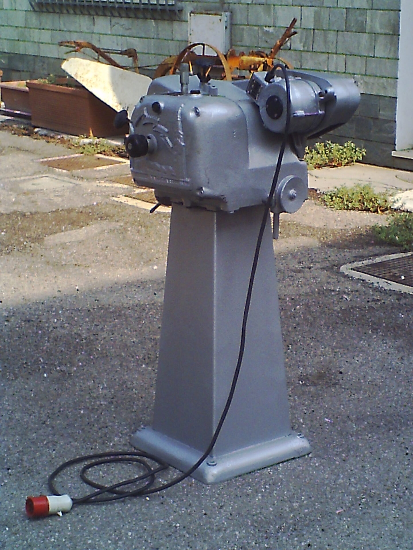 Knives and saw blade sharpening machines - 3